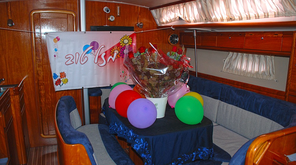 יאכטה מפוארת בהרצליה,יום הולדת רומנטי ביאכטה, Romantic sailing, הפלגת כייף קבוצתית,הפלגת כייף משפחתית